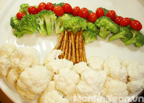 Cây thông Noel bằng bông cải và cà chua bi 4