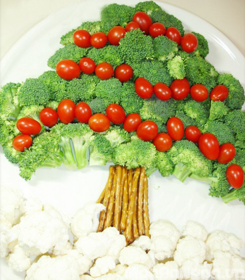 Cây thông Noel bằng bông cải và cà chua bi 5