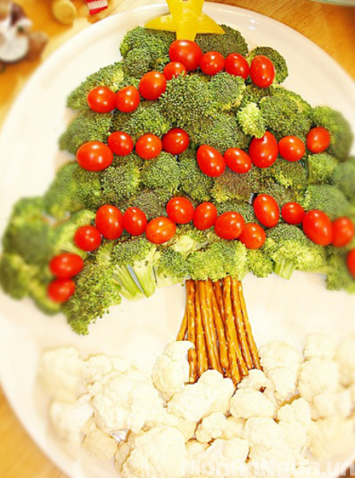 Cây thông Noel bằng bông cải và cà chua bi 6